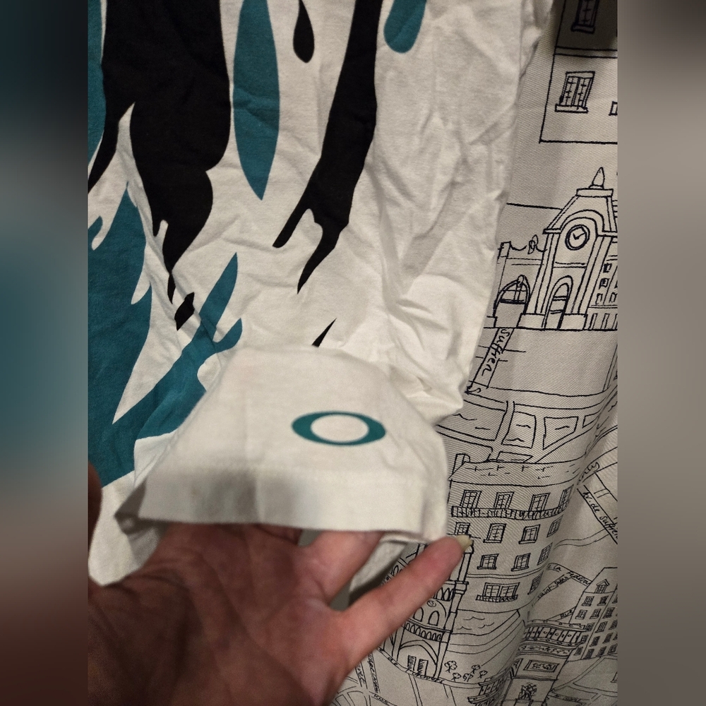 EUC Women's Cut Women's White Oakley Graphic Tee Size XL - Picture 2 of 7